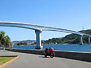 �ɉ����勴